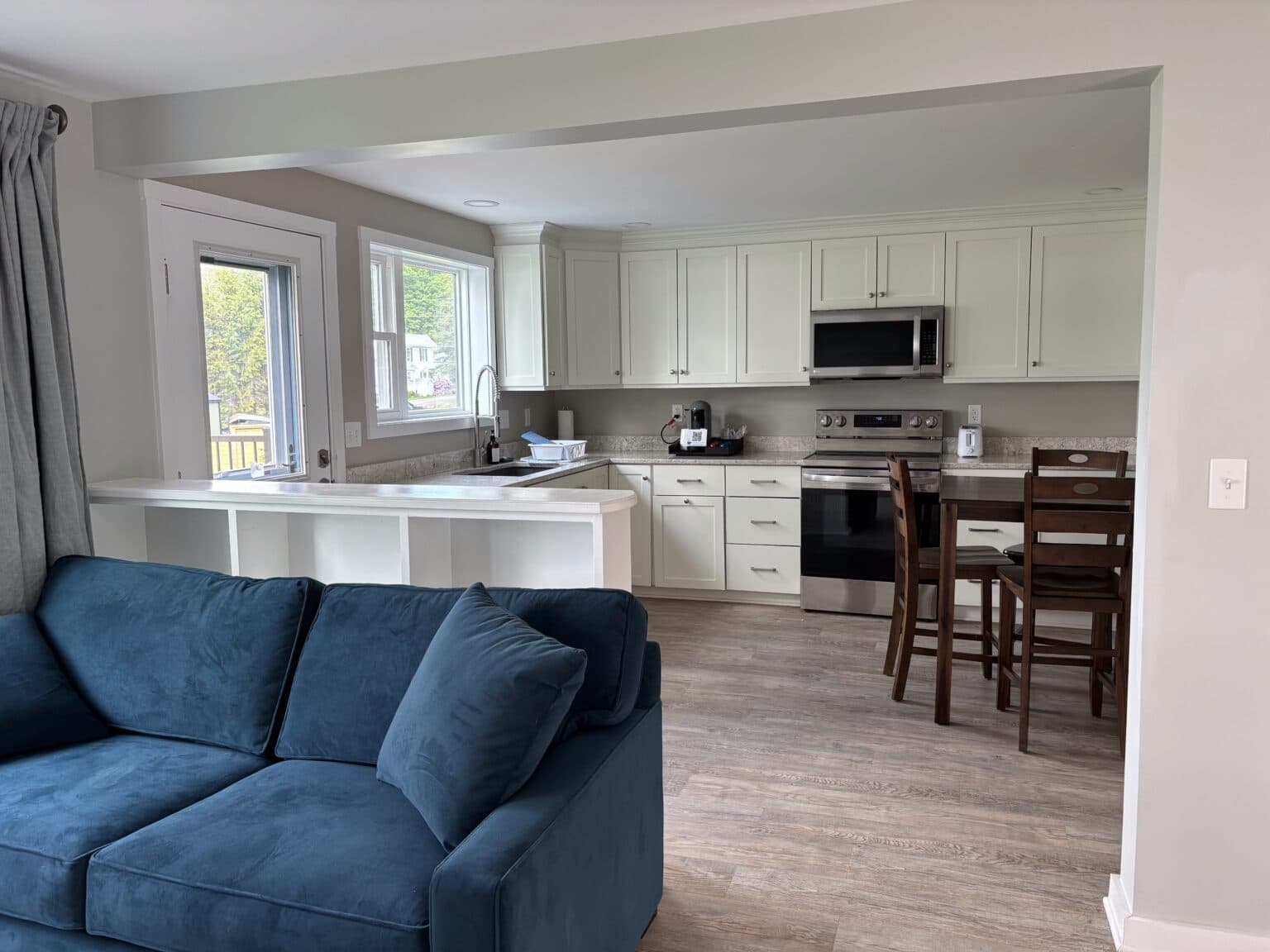 (3B1) & (52B) Greenville Airport & Moosehead Aero Marine - King Apartment 9