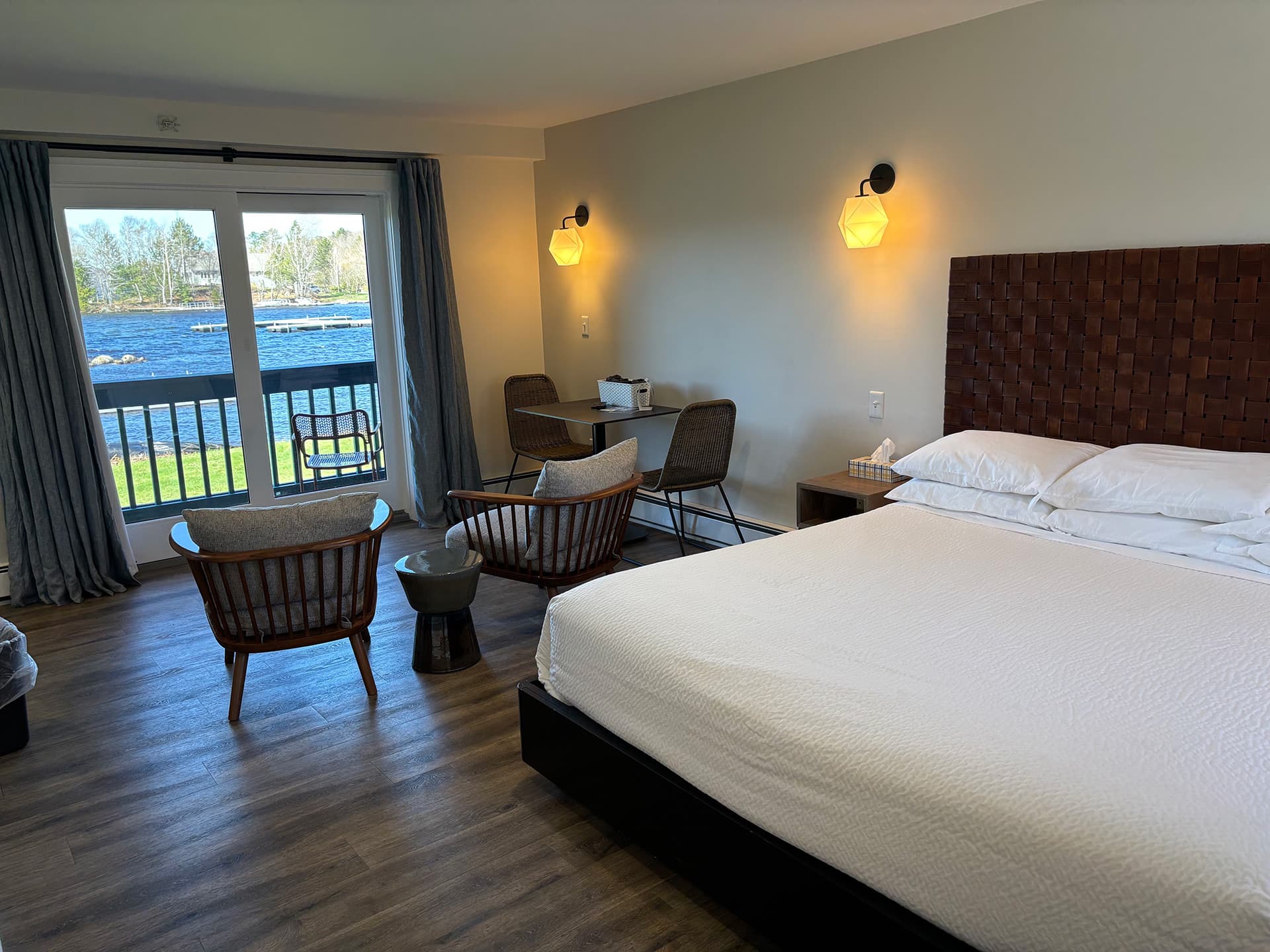 (3B1) & (52B) Greenville Airport & Moosehead Aero Marine - King Suite + Cooktop 22
