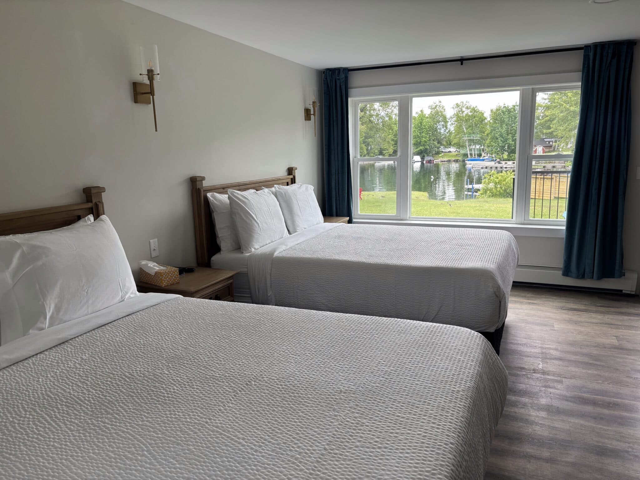 (3B1) & (52B) Greenville Airport & Moosehead Aero Marine - Double Queen Suite 4