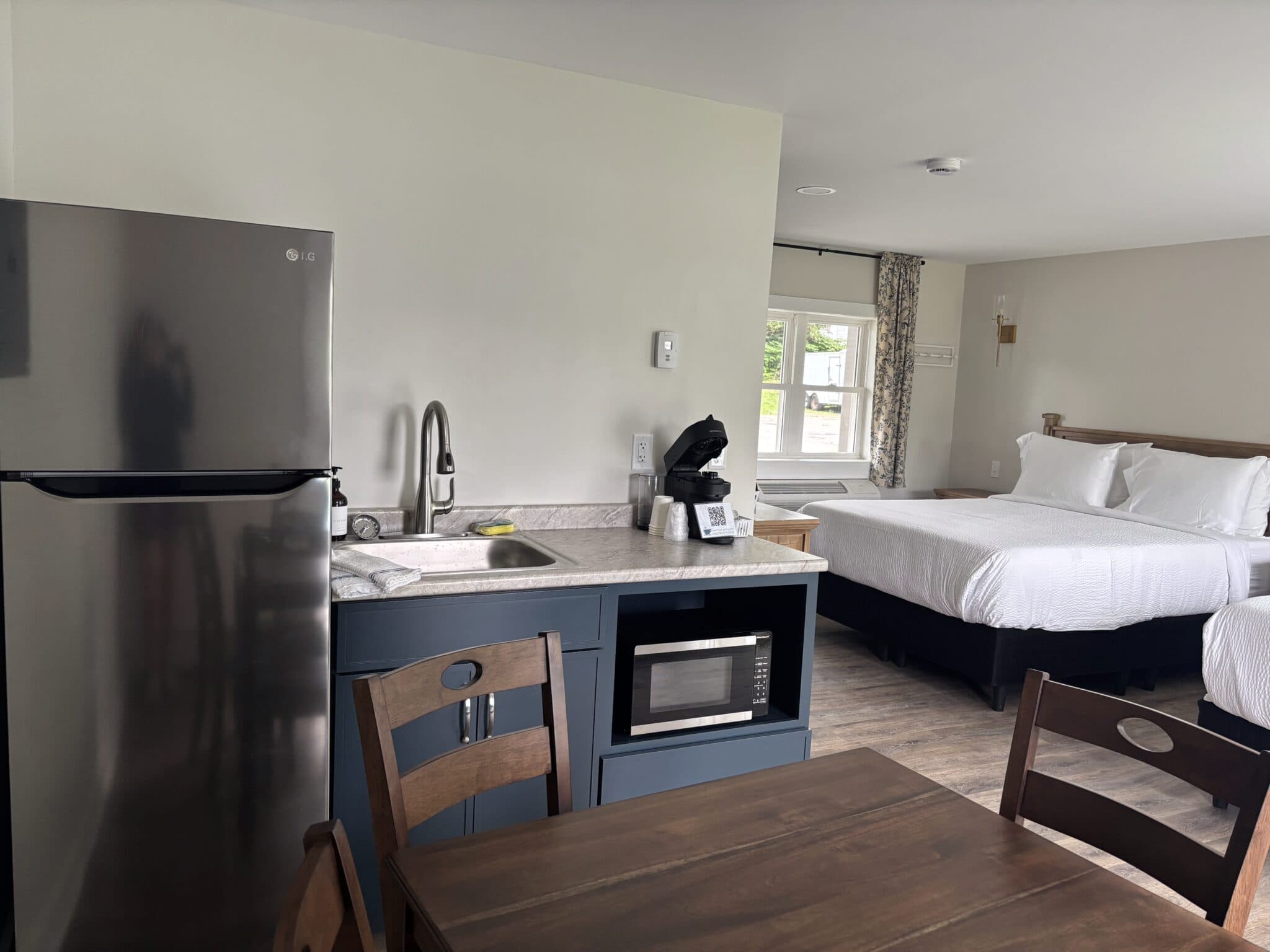 (3B1) & (52B) Greenville Airport & Moosehead Aero Marine - Double Queen Suite-Kitchenette 10