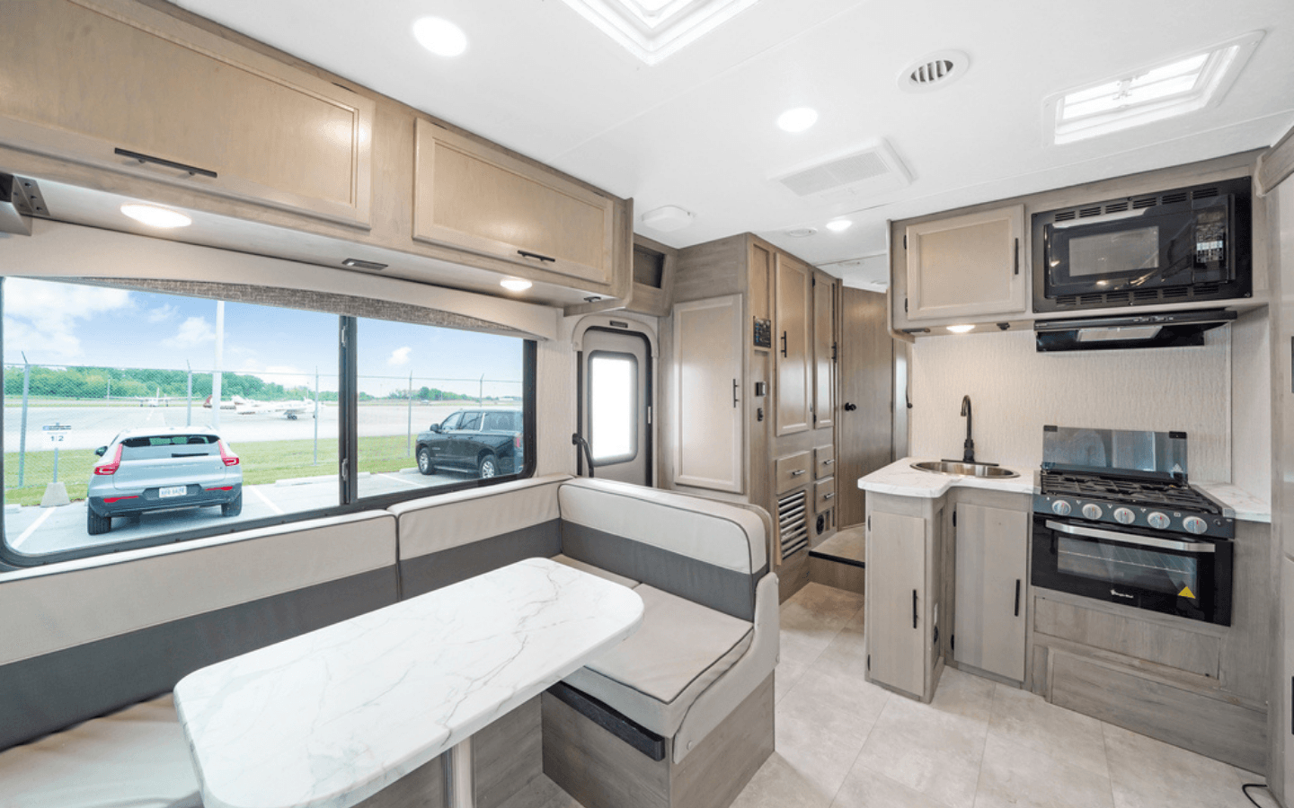 (I80) Nobelsville Airport – RV 🚐 Stay & Relax With View Of The 🛬 Runway